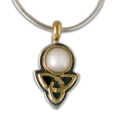 Aria Round Pendant in Pearl