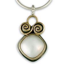 Annalee Pendant in Pearl