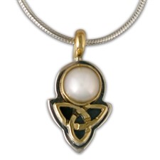 Aria Round Pendant in Pearl